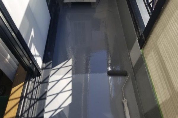 防水塗装、防水工事の仕上げ				
主剤を紫外線、雨、風などから守るために				
ウレタントップコートを塗装します。